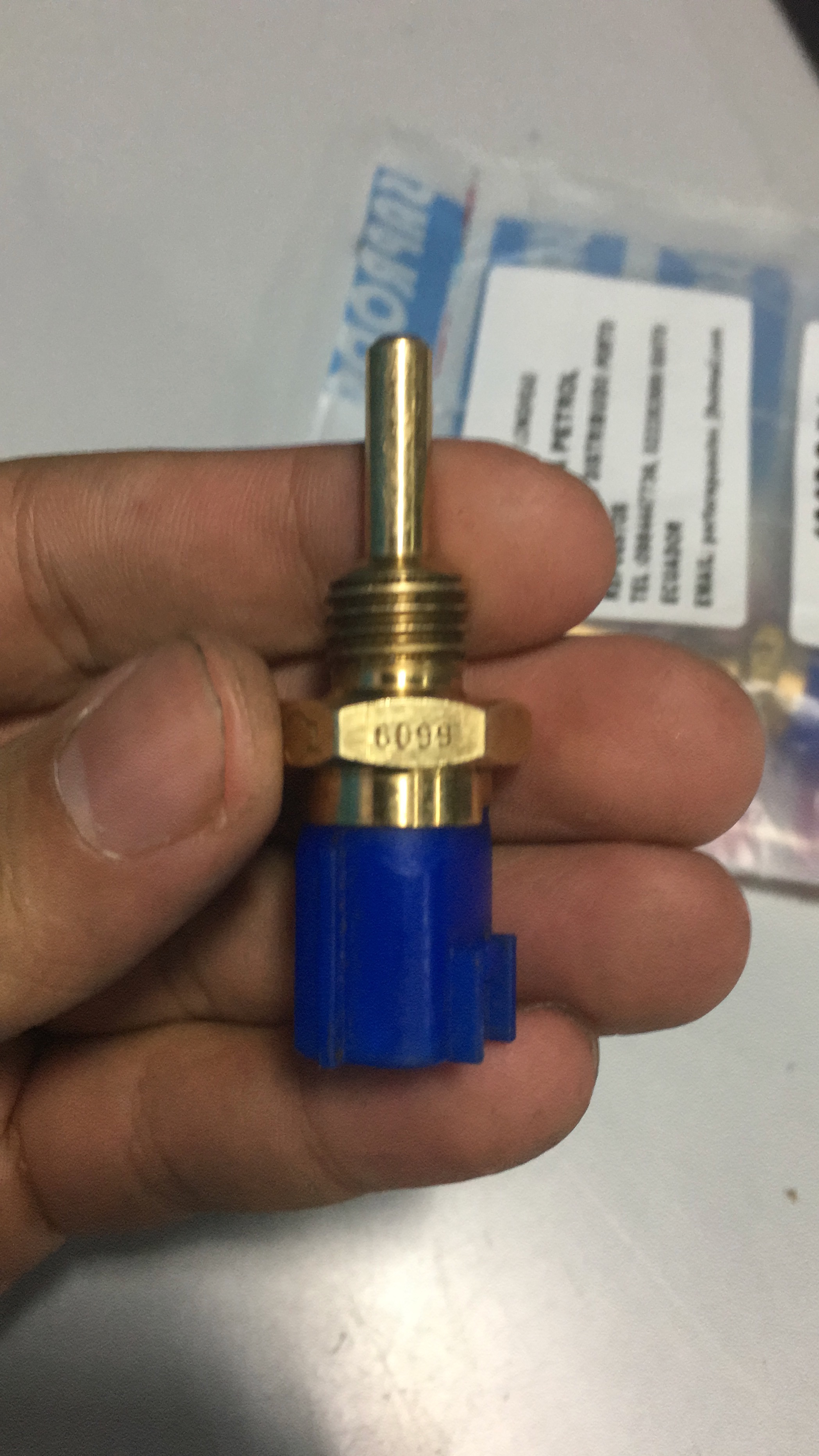 WATER TEMP SENSOR BLUELONG HEAD - Part No: 279115209901 - TATA INDICA WATER TEMP SENSOR BLUELONG HEAD 279115209901 STOCKID 770 - Photo