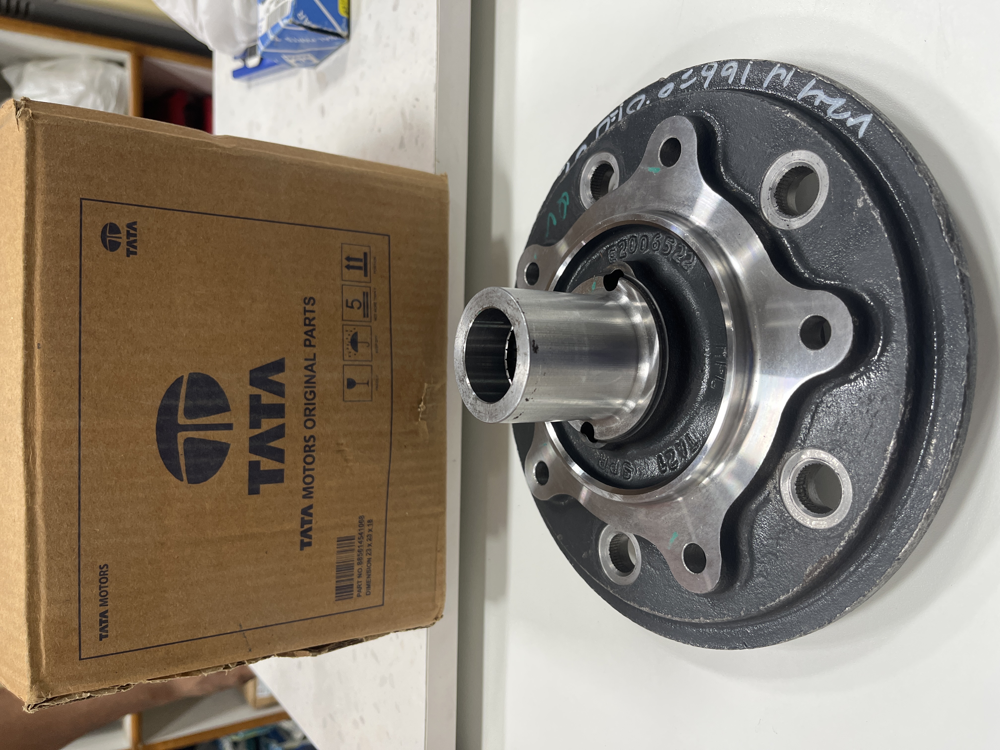 SPINDLE - WHEEL BRG - Part No: 285933807901 - Photo