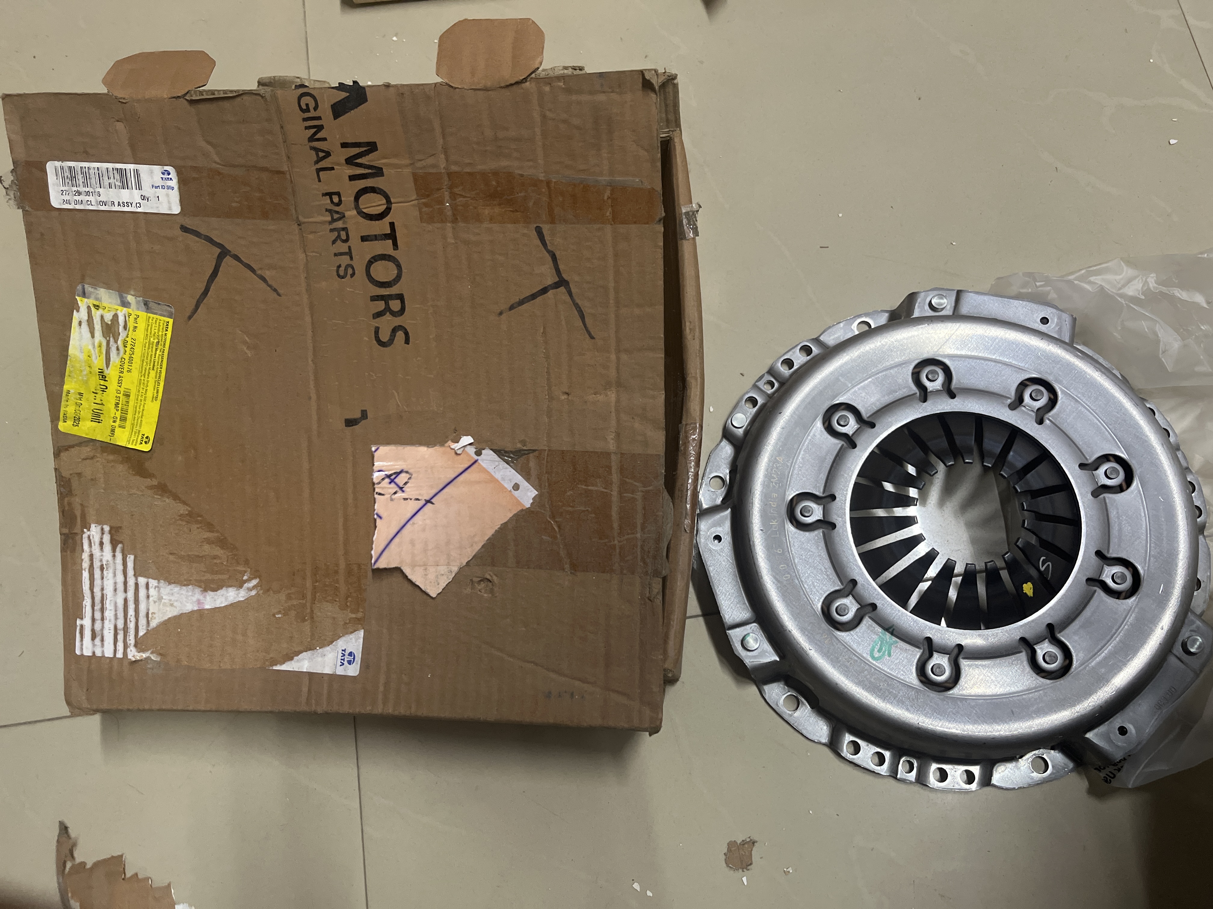 240 DIA.CL.COVER ASSY.(3 STRAP-ON DMF)-L - Part No: 272425400176 - Photo