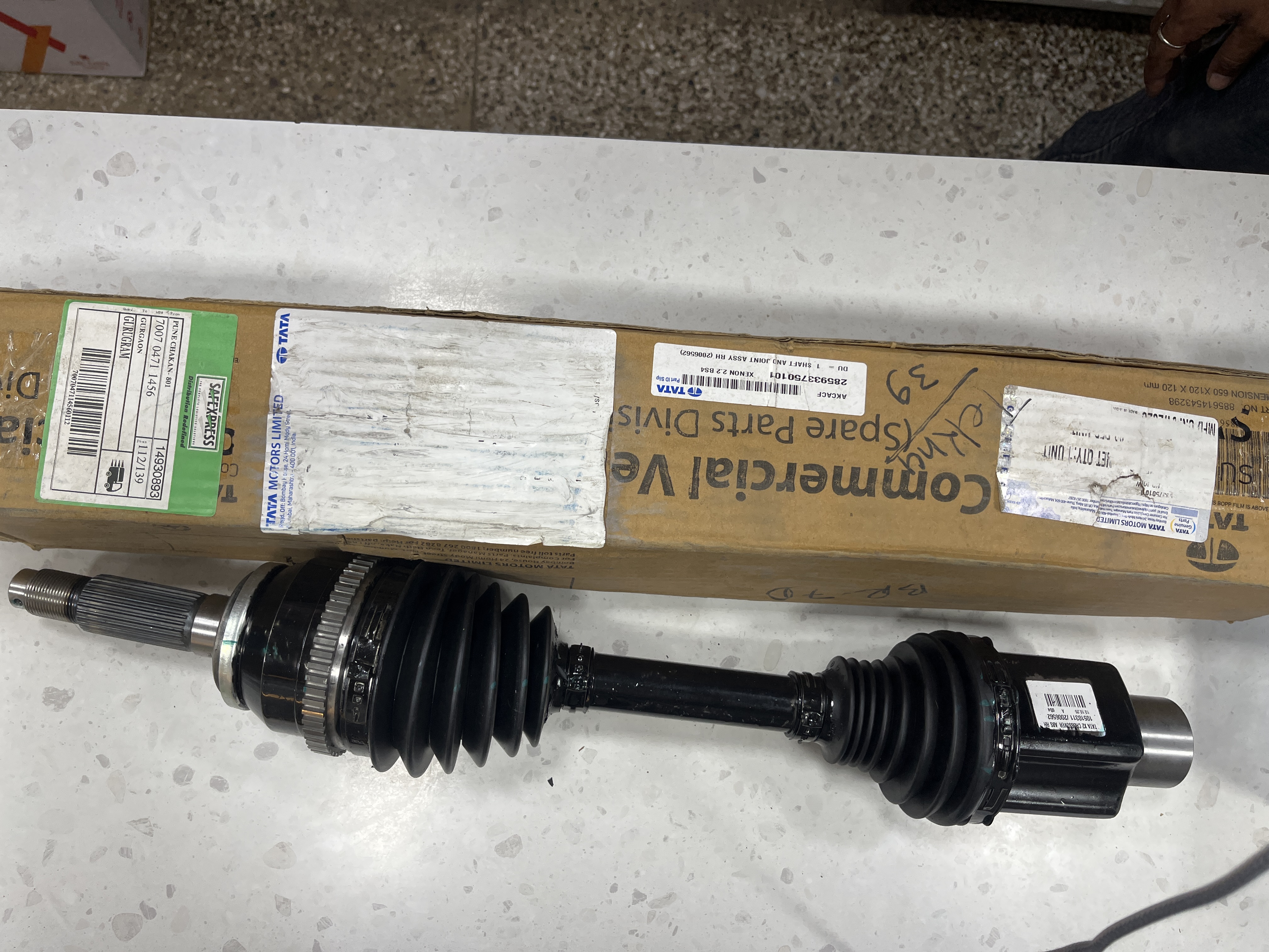 SHAFT AND JOINT ASSY RH - Part No: 285933750101 - Photo