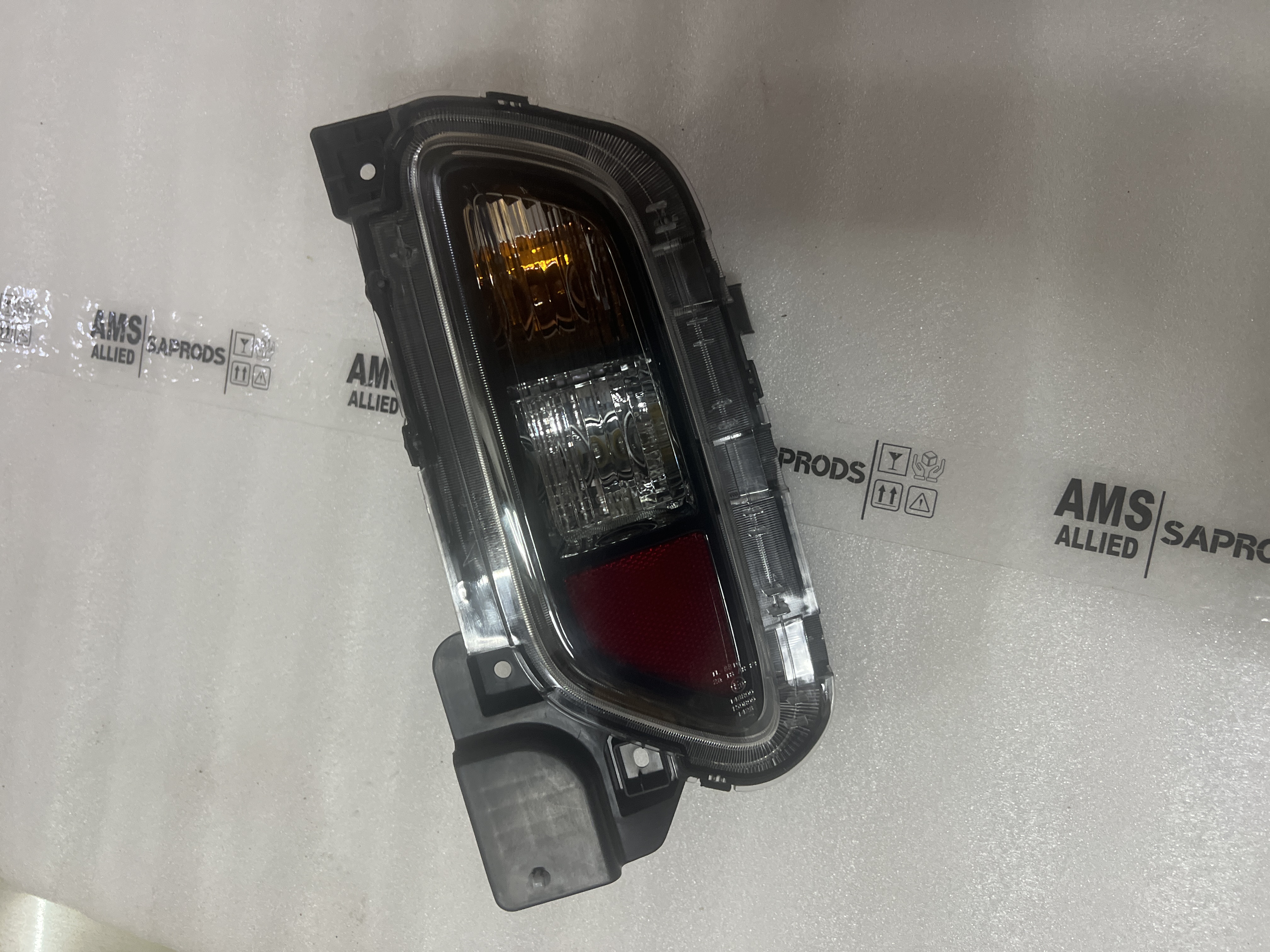 UNIT,REAR COMB,R - Part No: 81551wc008 - Photo