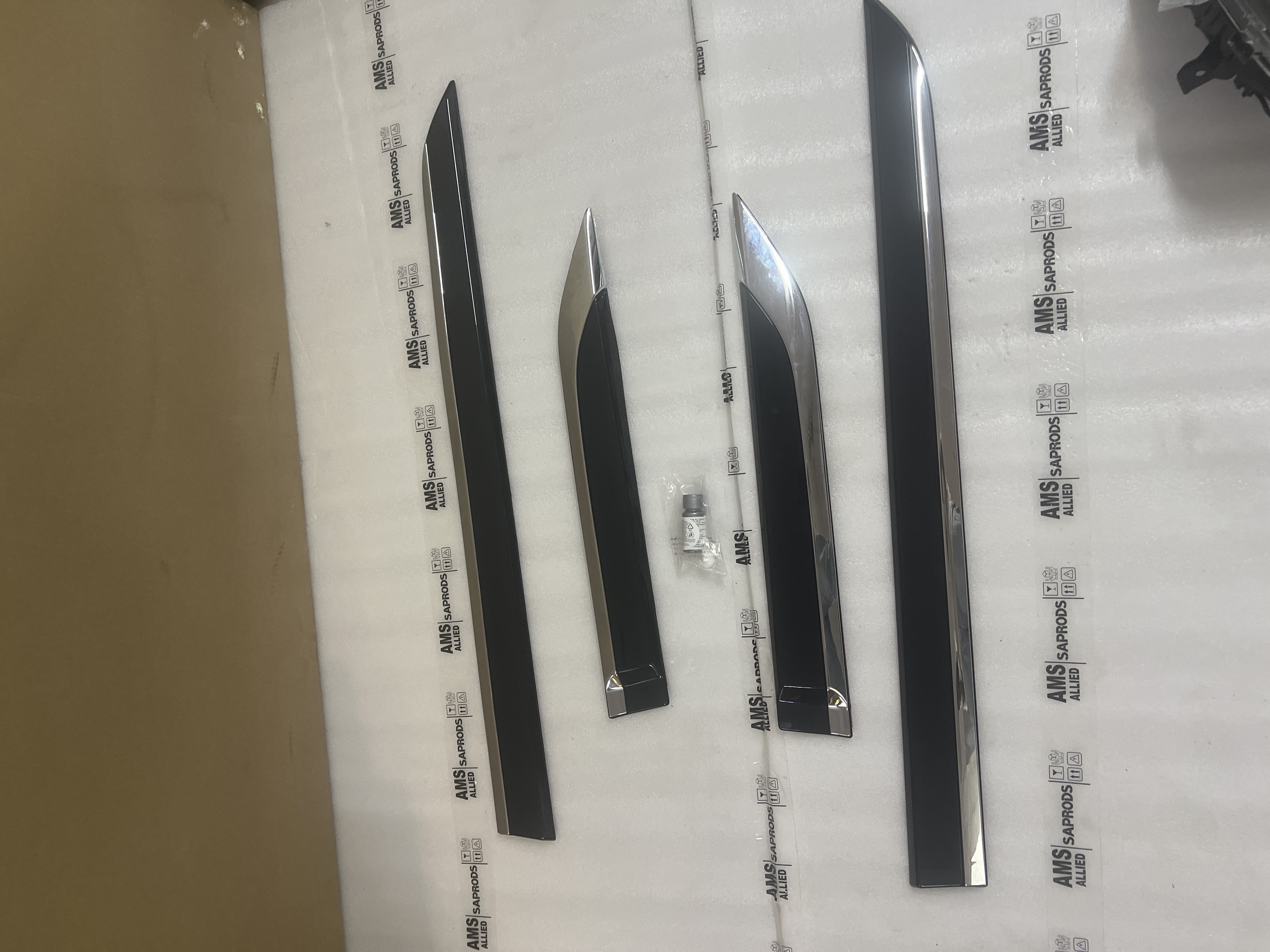 BODY SIDE MOLDING, CHROME - Part No: PL170WC090 - Photo