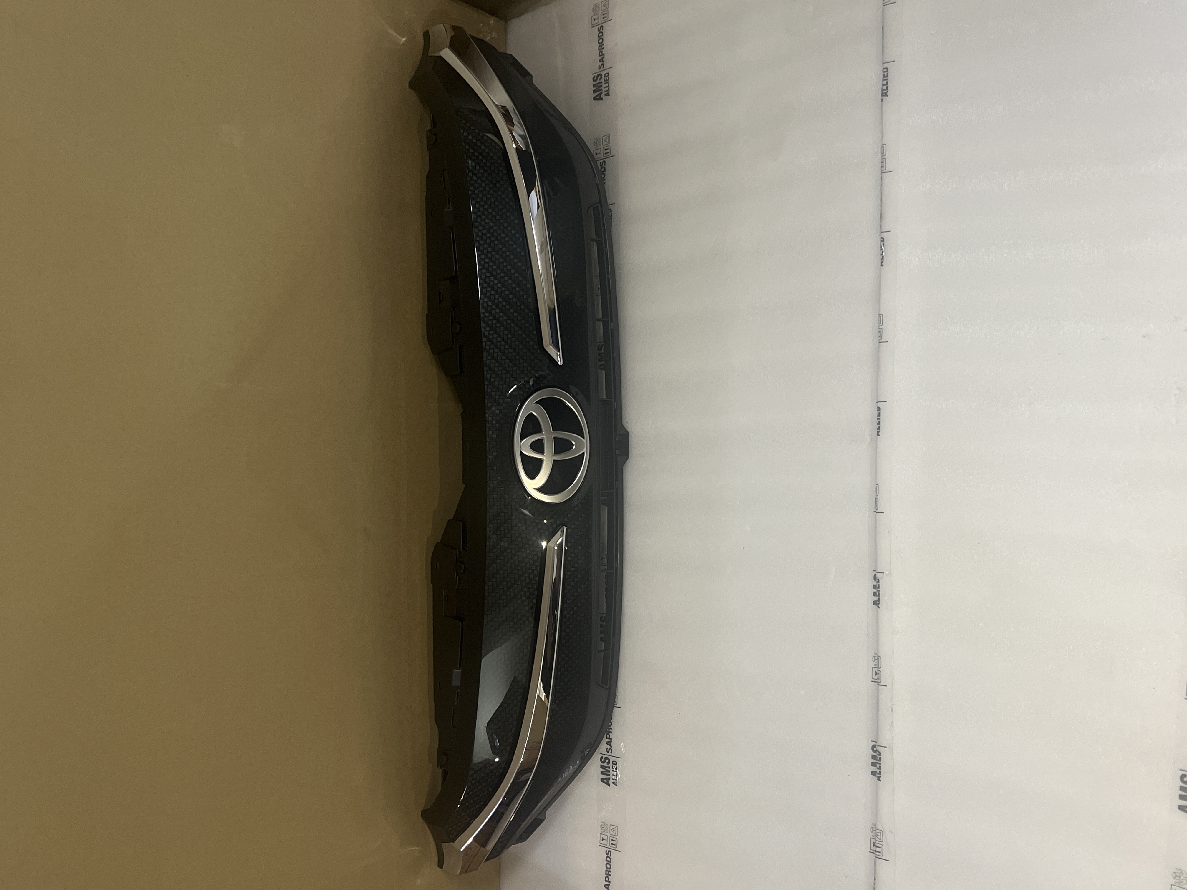 GRILLE COMP,RADIATOR UPPER - Part No: 53111WC010 - Photo